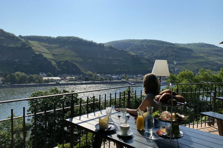 Frühstück Terrasse Burg Rheinstein Übernachtung Mittelrheintal
