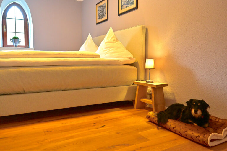 Schlafzimmer Hund Ritterstuben Burg Rheinstein Übernachtung Mittelrheintal-3